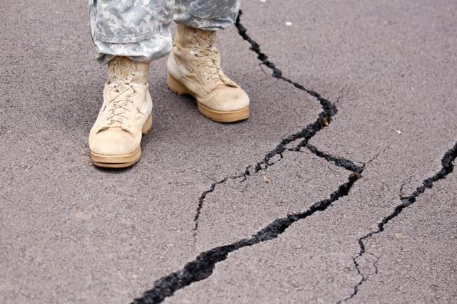 Cracks are visible along a road in the Leilani Estates subdivision during ongoing eruptions of the Kilauea Volcano in Hawaii, U.S., May 13, 2018. (REUTERS) Cracks are visible along a road in the Leilani Estates subdivision during ongoing eruptions of the Kilauea Volcano in Hawaii, U.S., May 13, 2018. (REUTERS)