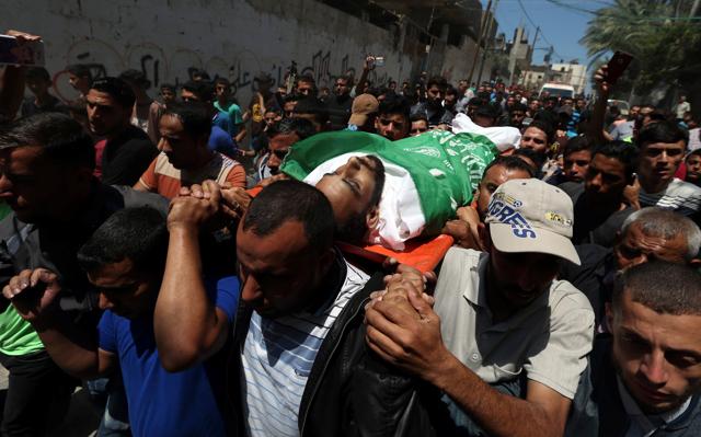 Mourners carry the body of a Palestinian, who was killed during a protest against U.S embassy move to Jerusalem at the Israel-Gaza border, during his funeral in the central Gaza Strip May 15, 2018. (REUTERS Photo) Mourners carry the body of a Palestinian, who was killed during a protest against U.S embassy move to Jerusalem at the Israel-Gaza border, during his funeral in the central Gaza Strip May 15, 2018. (REUTERS Photo)