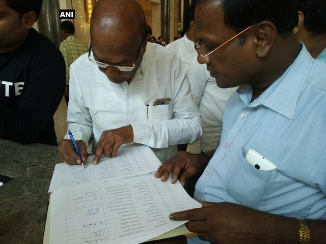 JD(S) and Congress collect signatures of their MLAs in support of HD Kumaraswamy. (ANI/Twitter) JD(S) and Congress collect signatures of their MLAs in support of HD Kumaraswamy. (ANI/Twitter)