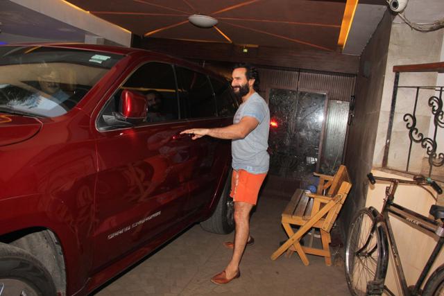 Saif Ali Khan clicked by the paparazzi in Bandra. (Viral Bhayani) Saif Ali Khan clicked by the paparazzi in Bandra. (Viral Bhayani)