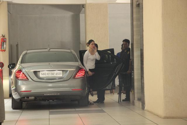 Kareena Kapoor in Bandra. (Viral Bhayani) Kareena Kapoor in Bandra. (Viral Bhayani)