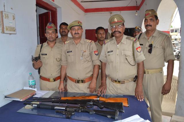 Cops with the seized weapons. (HT Photo)