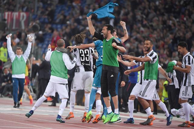 Juventus' goalkeeper from Italy Gianluigi Buffon (C) celebrates with teammates at the end of the Italian Serie A football match AS Roma at the Olympic stadium on May 13, 2018 in Rome. (AFP) Juventus' goalkeeper from Italy Gianluigi Buffon (C) celebrates with teammates at the end of the Italian Serie A football match AS Roma at the Olympic stadium on May 13, 2018 in Rome. (AFP)