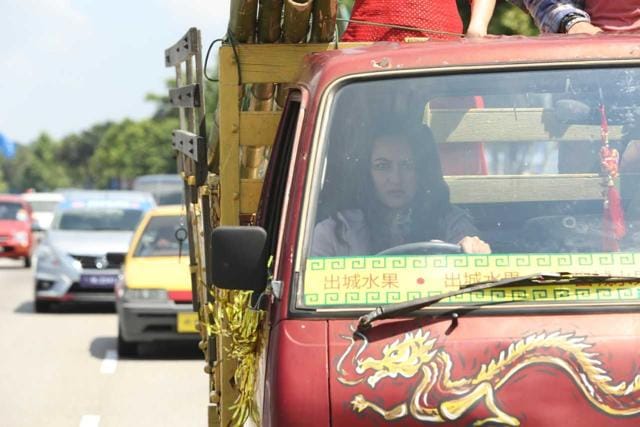 Sonakshi Sinha drives a mini truck. Sonakshi Sinha drives a mini truck.