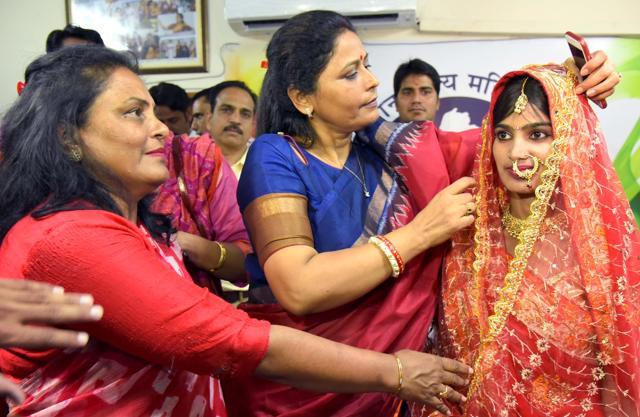 The commission’s chief Suman Sharma (centre) with the bride in Jaipur. (Prabhakar Sharma/HT ) The commission’s chief Suman Sharma (centre) with the bride in Jaipur. (Prabhakar Sharma/HT )