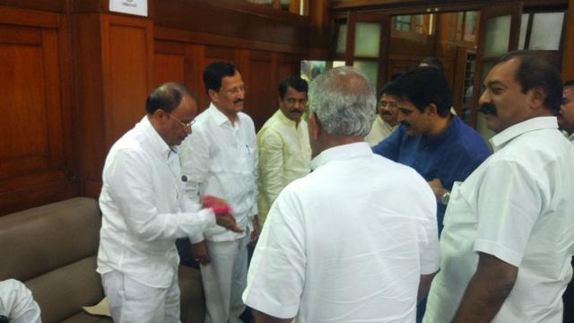 Pratap Gowda Patil surrounded by Congress MLAs in the Karnataka Assembly. (HT Photo) Pratap Gowda Patil surrounded by Congress MLAs in the Karnataka Assembly. (HT Photo)