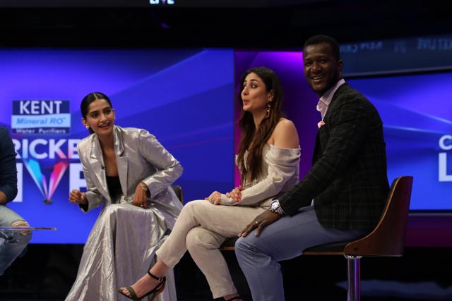 Pout and smile Kareena Kapoor style! (Viral Bhayani)