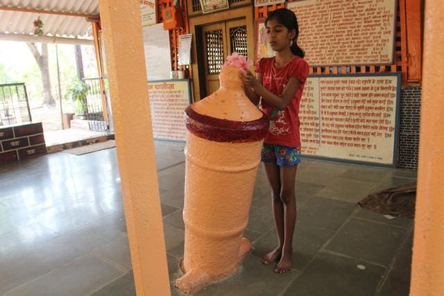 One of the cannons has turned into a pillar of worship inside a temple near the Kopri creek. (Praful Gangurde/HT) One of the cannons has turned into a pillar of worship inside a temple near the Kopri creek. (Praful Gangurde/HT)