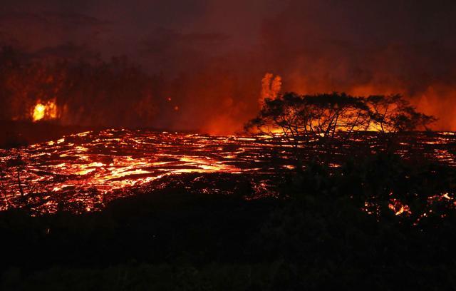 Lava from a Kilauea volcano fissure flows on Hawaii's Big Island on May 18 in Kapoho, Hawaii. (AFP Photo) Lava from a Kilauea volcano fissure flows on Hawaii's Big Island on May 18 in Kapoho, Hawaii. (AFP Photo)