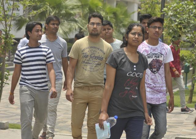 JEE advanced 2018: Students coming out from an exam centre in Lucknow after appearing in JEE advanced 2018. (Deepak Gupta/HT photo) JEE advanced 2018: Students coming out from an exam centre in Lucknow after appearing in JEE advanced 2018. (Deepak Gupta/HT photo)