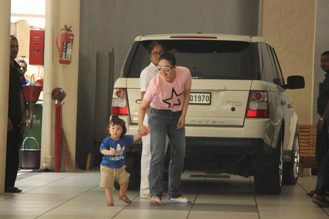 Mommy Kareena tries hard to pull Taimur away. (Viral Bhayani)