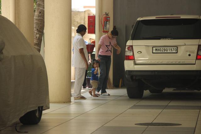 Taimur with Kareena entering his grandmother Babita’s apartment. (Viral Bhayani)