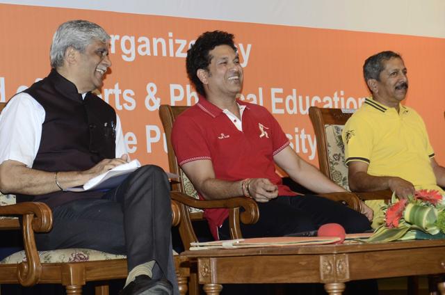 Sachin Tendulkar (centre) at the launch of mission young and fit India at Savitribai Phule Pune University. (Ravindra Joshi/HT PHOTO) Sachin Tendulkar (centre) at the launch of mission young and fit India at Savitribai Phule Pune University. (Ravindra Joshi/HT PHOTO)