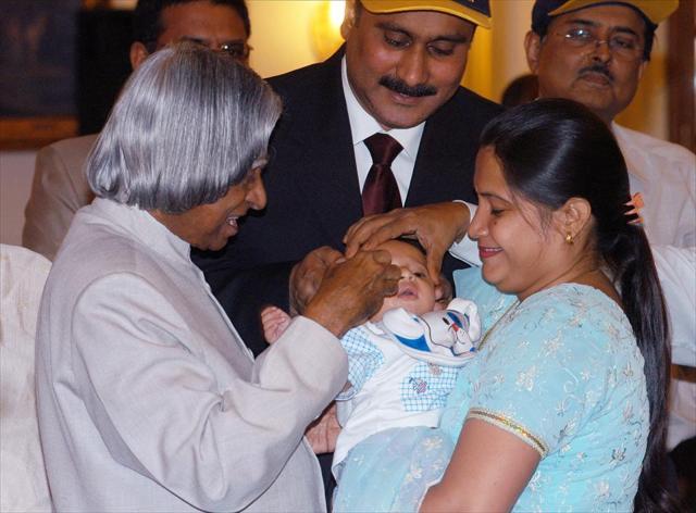 Former Indiam President, the late APJ Abdul Kalam, administers polio drops to a baby. (HT File Photo) Former Indiam President, the late APJ Abdul Kalam, administers polio drops to a baby. (HT File Photo)