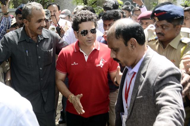 Sachin Tendulkar being welcomed at Savitribai Phule Pune University. (Ravindra Joshi/HT PHOTO) Sachin Tendulkar being welcomed at Savitribai Phule Pune University. (Ravindra Joshi/HT PHOTO)