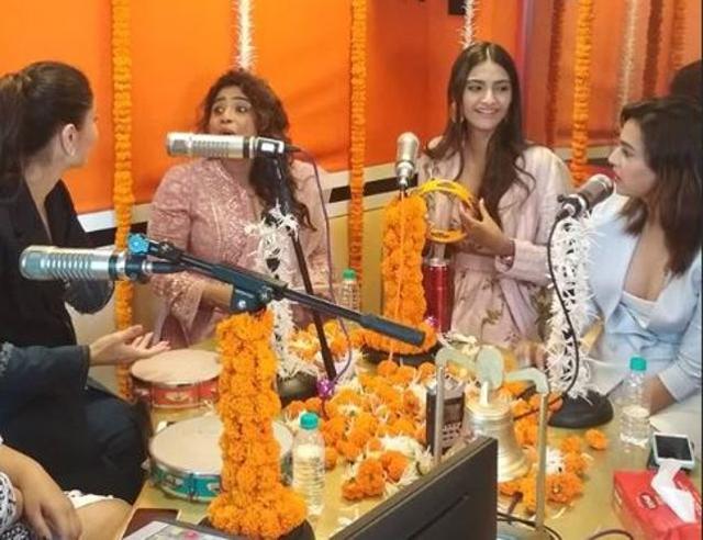 Kareena Kapoor, Sonam Kapoor and Swara Bhaskar with RJ Malishka at the RED FM studios in Mumbai. (Instagram)