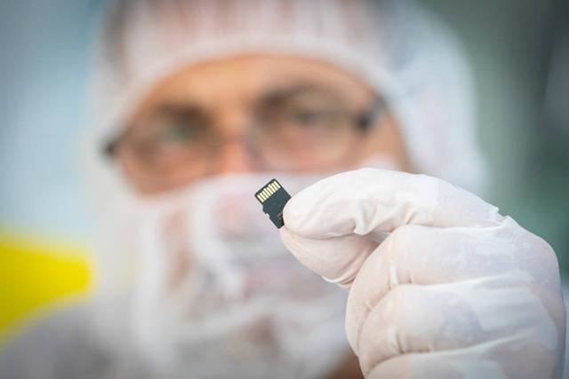A memory card containing 1,137,202 names submitted by the public to travel to the Sun was installed on Parker Solar Probe on May 18, 2018. (NASA/Johns Hopkins APL/Ed Whitman) A memory card containing 1,137,202 names submitted by the public to travel to the Sun was installed on Parker Solar Probe on May 18, 2018. (NASA/Johns Hopkins APL/Ed Whitman)