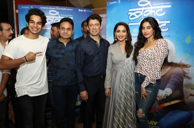Janhvi and Ishaan strike a pose with Madhuri,