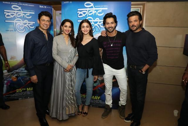 Madhuri poses with Anil, Varun and Alia.