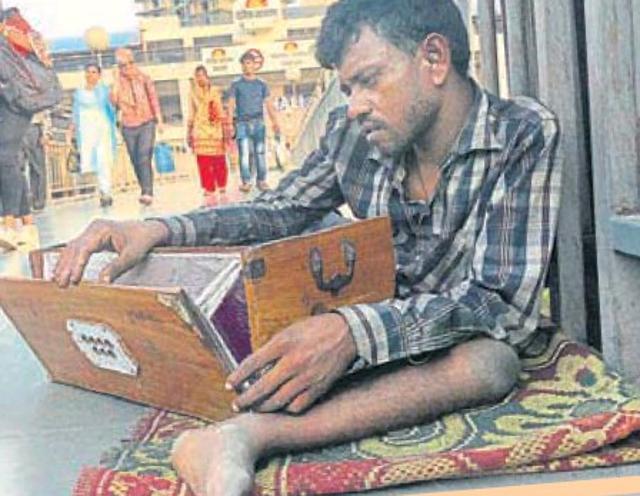Pradeep specialises in Hindi film songs and bhajans — always performing on the footbridge at the Vaishali Metro station. (HT photo) Pradeep specialises in Hindi film songs and bhajans — always performing on the footbridge at the Vaishali Metro station. (HT photo)