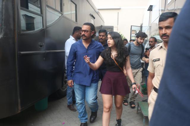 Ira busy chatting up his dad Aamir Khan. (Viral Bhayani)