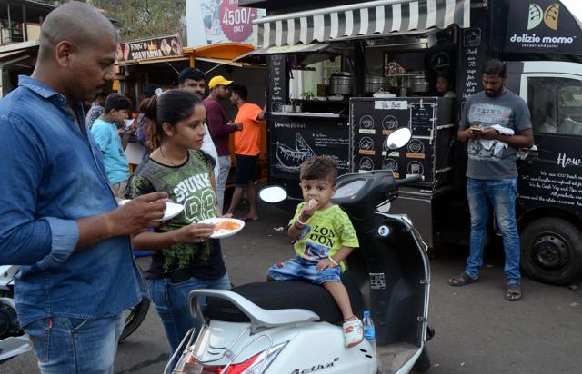 Dombivli residents enjoy the street food near Pendharkar college at Dombivli in Kalyan. (Rishikesh Choudhary/ HT) Dombivli residents enjoy the street food near Pendharkar college at Dombivli in Kalyan. (Rishikesh Choudhary/ HT)