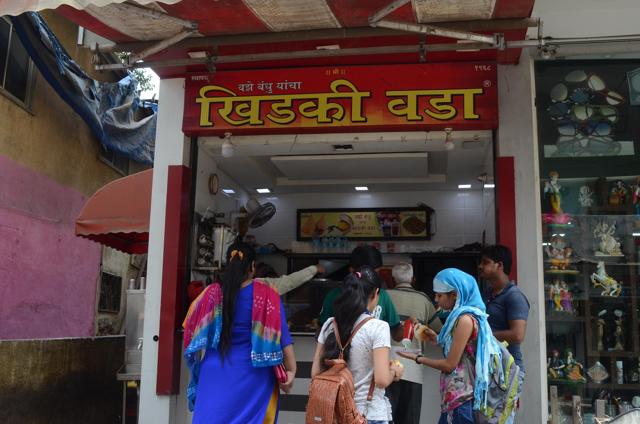 Since the last 50 years ‘Khidki Vada Pav’ at Tilak Chowk has been a favourite among residents of Kalyan. (Rishikesh Choudhary/HT) Since the last 50 years ‘Khidki Vada Pav’ at Tilak Chowk has been a favourite among residents of Kalyan. (Rishikesh Choudhary/HT)