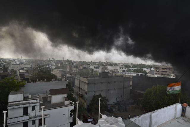 Thick pile of smoke rises from a warehouse in Delhi’s Malviya Nagar. (Sanchit Khanna/HT Photo) Thick pile of smoke rises from a warehouse in Delhi’s Malviya Nagar. (Sanchit Khanna/HT Photo)