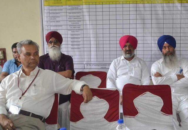 SAD Candidate Naib Singh Kohar (blue), Congress candidate Hardev Singh Laddi Sherowalia (Red) and AAP candidate RattAn Singh KakkarKalan at a counting centre in Jalandhar. (Pardeep Pandit/HT Photo) SAD Candidate Naib Singh Kohar (blue), Congress candidate Hardev Singh Laddi Sherowalia (Red) and AAP candidate RattAn Singh KakkarKalan at a counting centre in Jalandhar. (Pardeep Pandit/HT Photo)