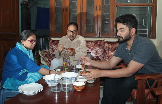 Chef Sadaf Hussain eats Sehri with his family. The meal consists of kheer, Pitthi, sheermal and tea. (Shivam Saxena/HT)