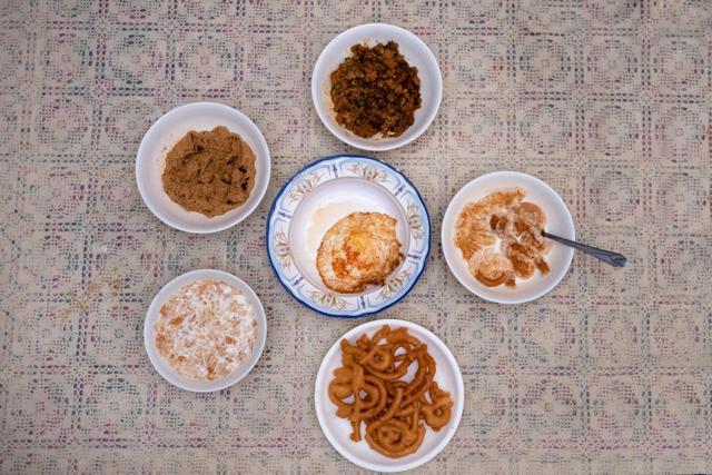 Sadia Dehlvi’s Sehri has matar kheema, goolar ki subzi, egg fry, khajla soaked in milk and feeki jalebi. (Sarang Gupta/HT) Sadia Dehlvi’s Sehri has matar kheema, goolar ki subzi, egg fry, khajla soaked in milk and feeki jalebi. (Sarang Gupta/HT)