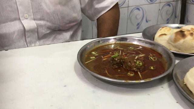 Shabrati only sells buffalo meat nihari and brain fry. (HT photo ) Shabrati only sells buffalo meat nihari and brain fry. (HT photo )