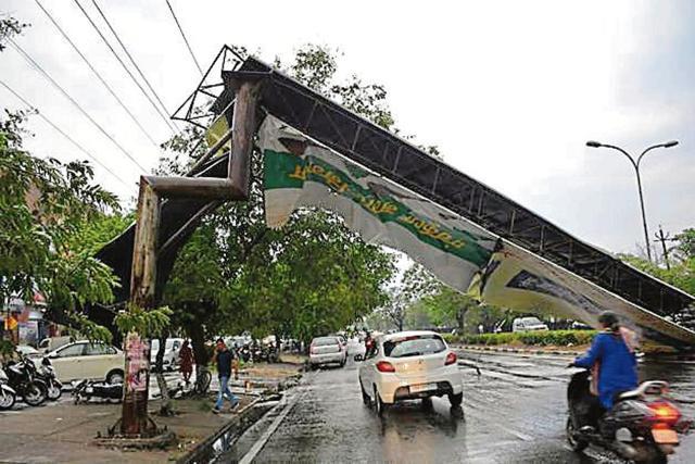 A fallen signboard obstructing traffic in Sector 11, Panchkula, after the gusty winds on Friday. (Sant Arora/HT) A fallen signboard obstructing traffic in Sector 11, Panchkula, after the gusty winds on Friday. (Sant Arora/HT)