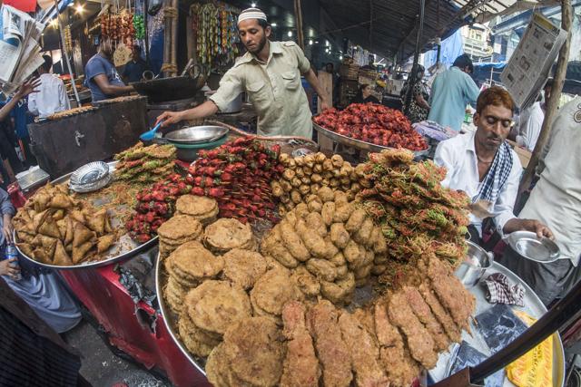 Traditionally, each stall would specialise in one element of the iftar feast. You went to one person for the naan sandwich, another for kebabs. As the ratio of outsiders to locals shifted, most stalls began to offer all the in-demand favourites. They also added more of that generic tandoori masala to everything, and began to call themselves things like BAR-B-QUE and Chinese n Grills. (HT File Photo)
