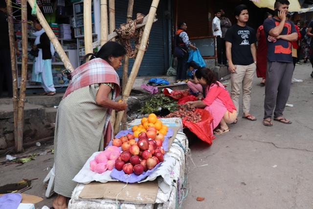 Fruits and vegetable vendors setting up their temproary stalls at Motphran on Sunday mornng after curfew was relaxed for 7 hours. (HT Photo)