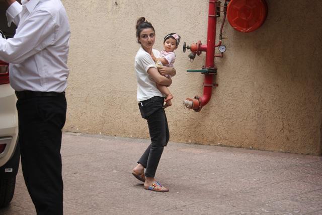 Inaaya with her mommy Soha Ali Khan. (Viral Bhayani)