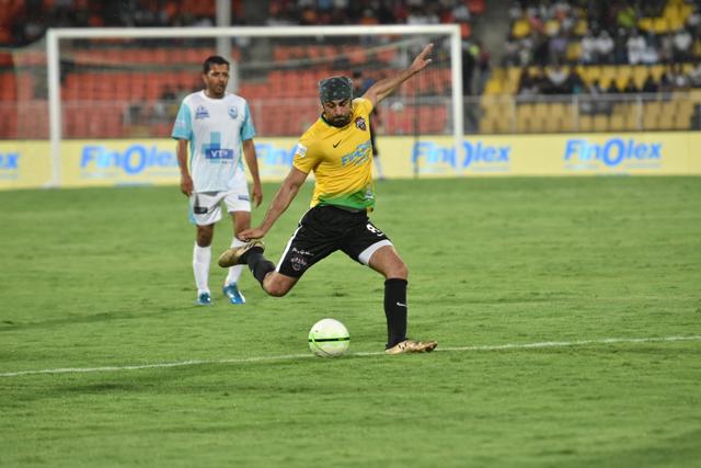 Ranbir Kapoor at an aim. (Viral Bhayani)