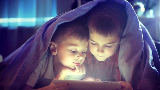 Blue light emitted by smartphone screens disrupts sleep in children and teenagers. (Shutterstock) Blue light emitted by smartphone screens disrupts sleep in children and teenagers. (Shutterstock)