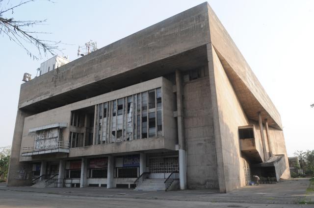Batra Theatre was one of the most popular single-screen theatres of the city. Batra Theatre was one of the most popular single-screen theatres of the city.