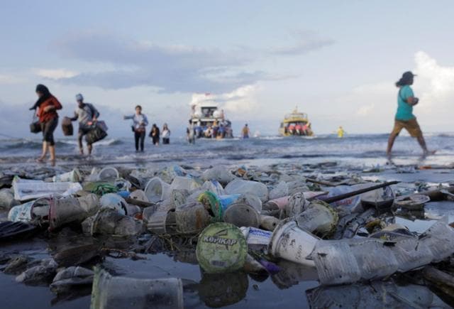 Tourists and local residents disembark a boat coming from nearby Nusa Penida island as plastic trash pollutes the beach in Sanur, Denpasar, Bali, Indonesia April 10, 2018. (Reuters Photo)
