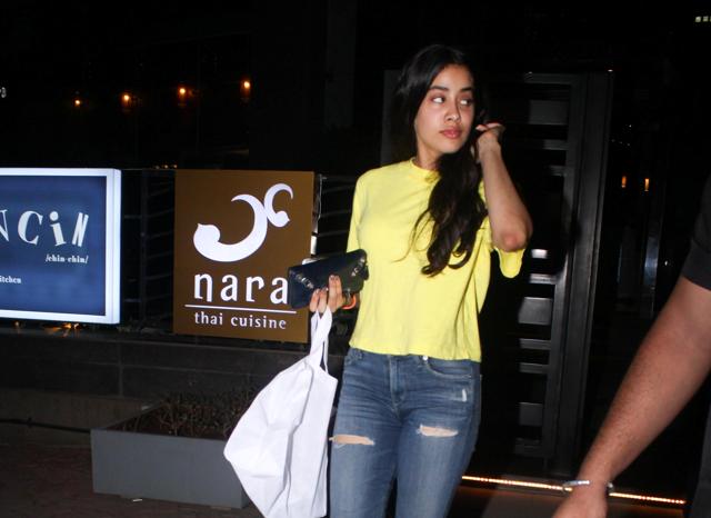 Janhvi Kapoor spotted at dinner in Mumbai. (Viral Bhayani) Janhvi Kapoor spotted at dinner in Mumbai. (Viral Bhayani)