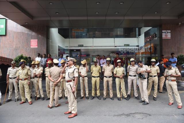 Police on guard outside Lido Mall in Bengaluru following protestes by pro Kannada groups against the release of Rajinikanth’s latest movie Kaala on Thursday. (Arijit Sen/HT Photo) Police on guard outside Lido Mall in Bengaluru following protestes by pro Kannada groups against the release of Rajinikanth’s latest movie Kaala on Thursday. (Arijit Sen/HT Photo)