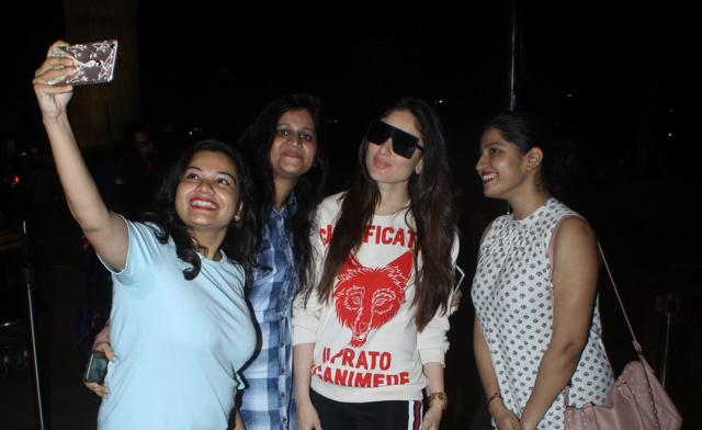 Kareena Kapoor Khan with her fans at the Mumbai airport. (Viral Bhayani)