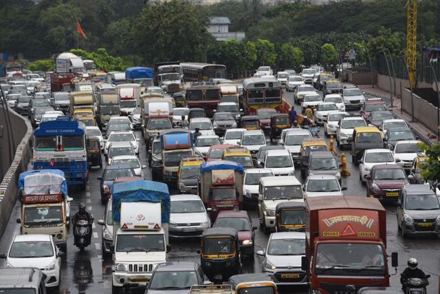 Traffic congestion on the Western Express Highway. (Satish Bate/HT Photo) Traffic congestion on the Western Express Highway. (Satish Bate/HT Photo)