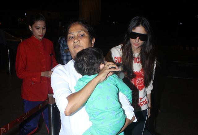 Kareena Kapoor Khan with son Taimur at the Mumbai airport. (Viral Bhayani)