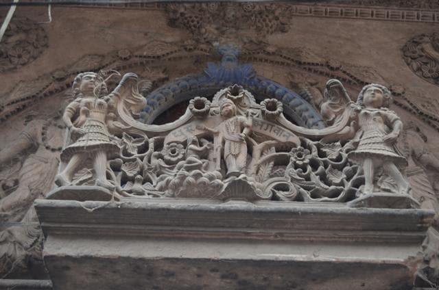There is a rich profusion of well-maintained havelis in Sita Ram Bazaar, which were once inhabited by the natives of Kashmir