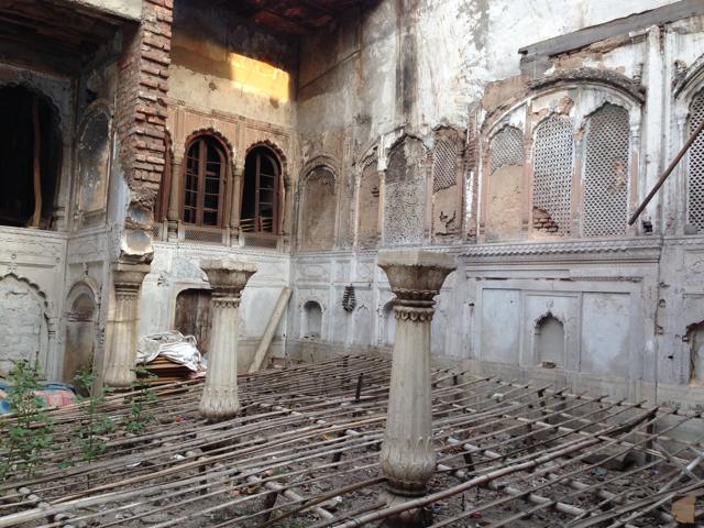 Shah Jahan’s treasurer’s haveli popularly known as Khazanchi ki haveli in Dariba Kalan is also in ruins (Saad Ghani)