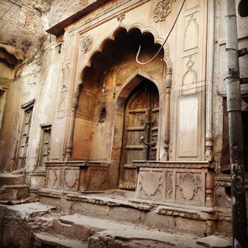 Entrances adorned with tracery comprising Persian motifs (Saad Ghani) Entrances adorned with tracery comprising Persian motifs (Saad Ghani)