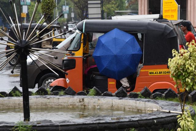 Commuters struggled during rains and storm at Shivaji Chowk Vashi in Navi Mumbai on Saturday (Bachchan Kumar/HT PHOTO)