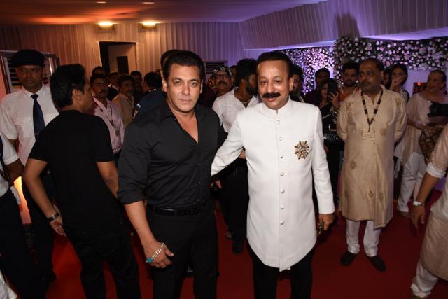 Salman Khan at Baba Siddique’s iftar party. (Viral Bhayani)